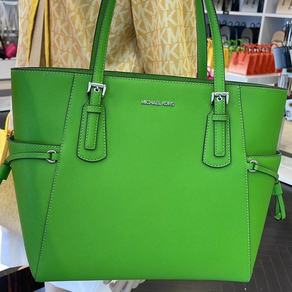 Michael Kors Voyager Large Saffiano Leather Shoulder Tote Bag
Jungle Green NWT - Picture 6 of 16